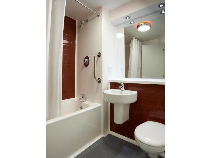 Travelodge London Teddington Kültér fotó